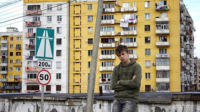 Gezakte Jordy (17) wordt door zijn ouders op eindexamenreis gestuurd naar Moldavië