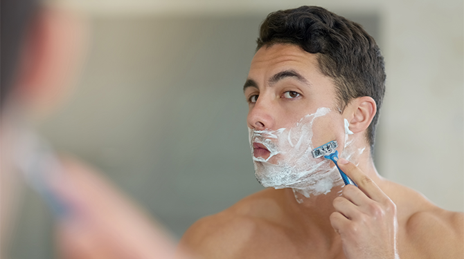 Doorgeslagen looksmaxxing? Deze man snijdt met meerdere messen over zijn gezicht